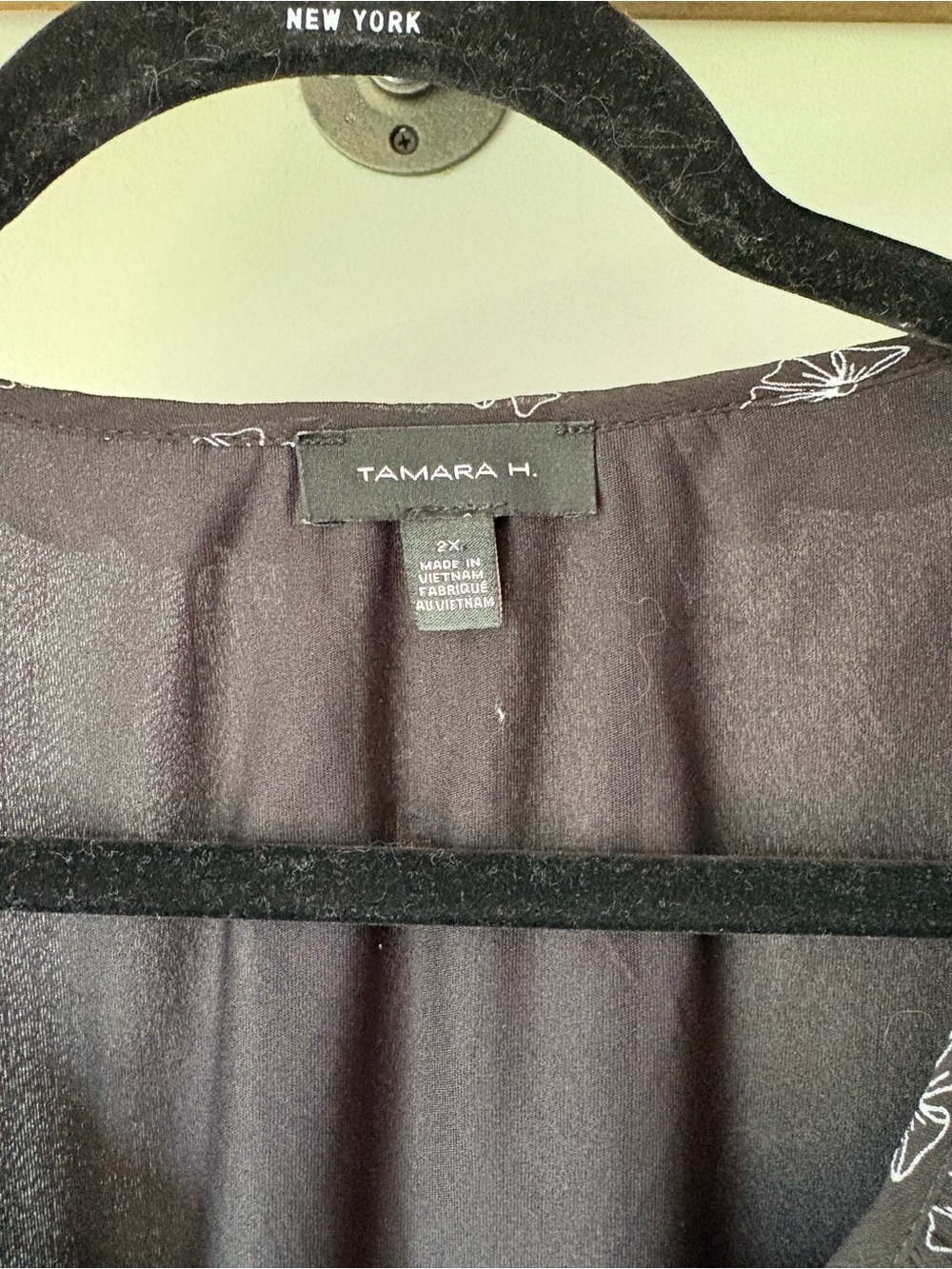 Tahari Black Bow-Print Short-Sleeve V-Neck Blouse - Picture 3 of 4